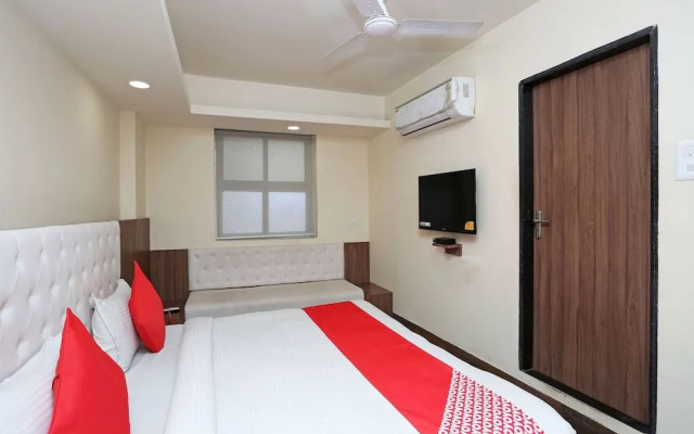 OYO 4406 Hotel Arya Palace