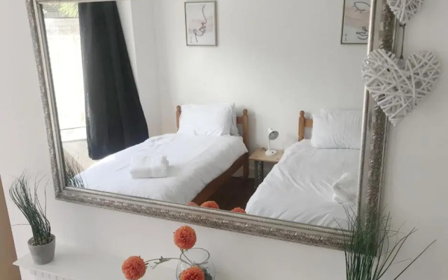 Cosy House Walking distance to Beach Free Parking