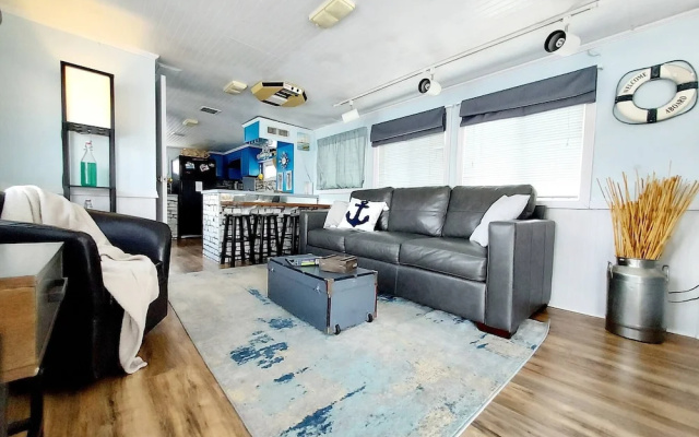2 Story Houseboat Seeking a Captain Fishpets Ok