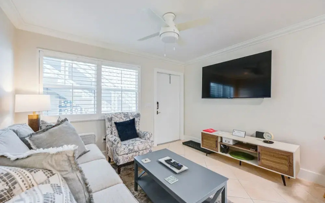 Naples Condo w/ Pool - Walk to Dining & Beach
