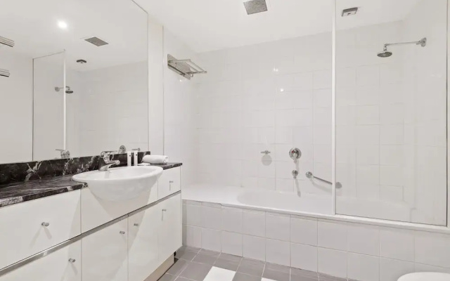 Chic 1-bed Apartment Steps From Shopping Street