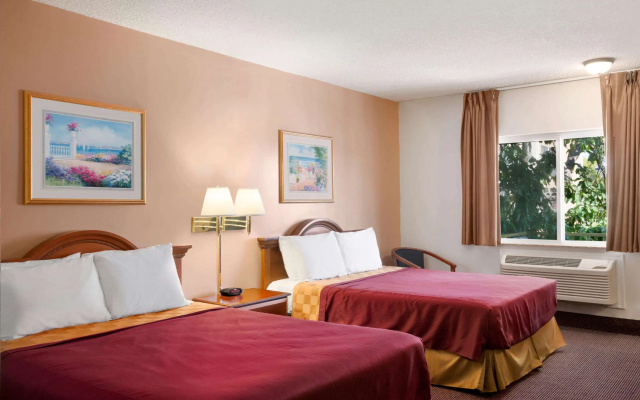 Travelodge by Wyndham Bakersfield