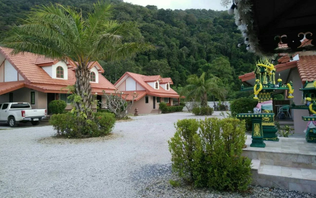 Khaolom Resort