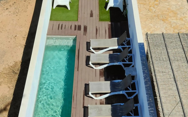 BLUE BREEZE house with pool facing sea