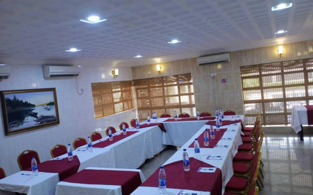 Отель Dees Suites