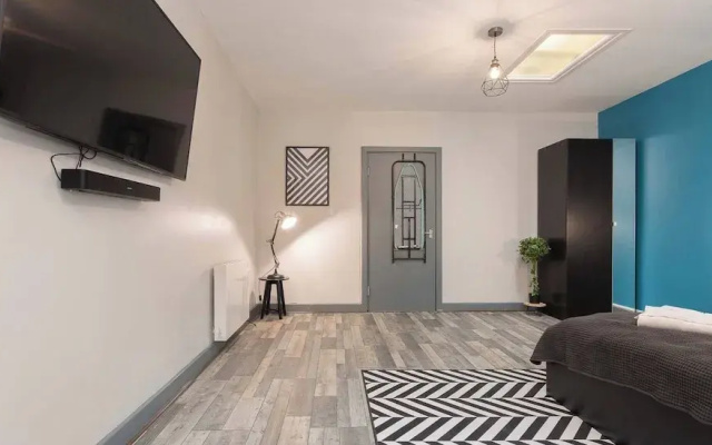 Pine Studio Apartment- Your Own Quiet Space!