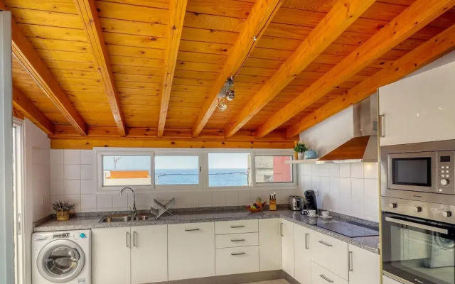 Spacious Terrace House w Ocean View 100m to the Beach