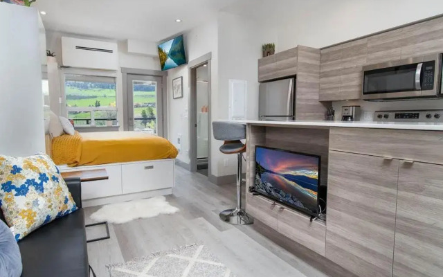 Top Floor on Okanagan Lake with AC & Heated Pool