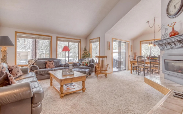 Tranquil Retreat with Outdoor Deck and Gas Fireplace - Inviting Haven