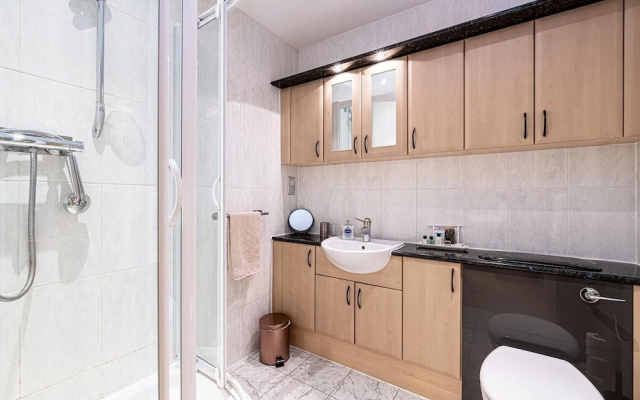 Central Apartment with Parking by Guestz