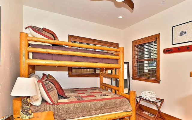 5BR 4BA Lake Tahoe Luxury Vacation Rental by RedAwning