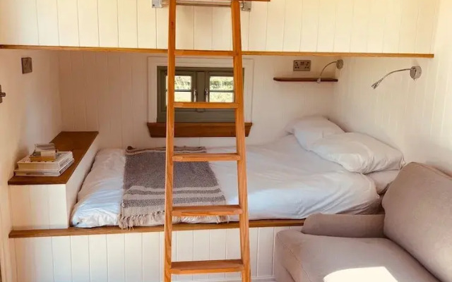 Luxury Shepherds Hut Near Glamorgan Coast