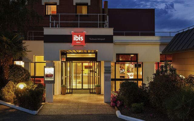 Отель ibis Toulouse Blagnac Aéroport Франция, Бланьяк - отзывы, цены и фото номеров - забронировать отель ibis Toulouse Blagnac Aéroport онлайн вид на фасад