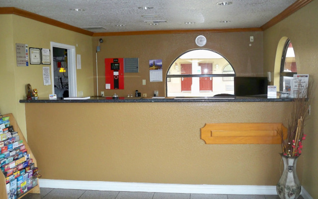 Econo Lodge Inn & Suites