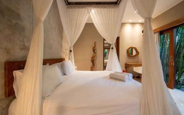 Astonishing Jungle Villa, 4 BR, Ubud With Staff