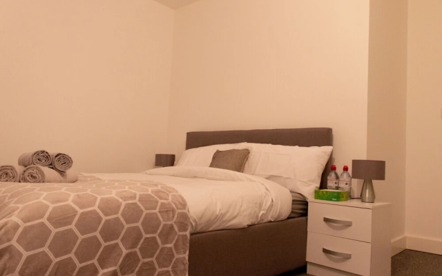 Livestay - 3 bed Apt With Balcony Near Heathrow