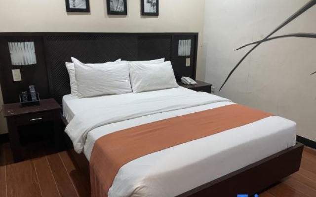 RedDoorz Plus @ Hotel Esse