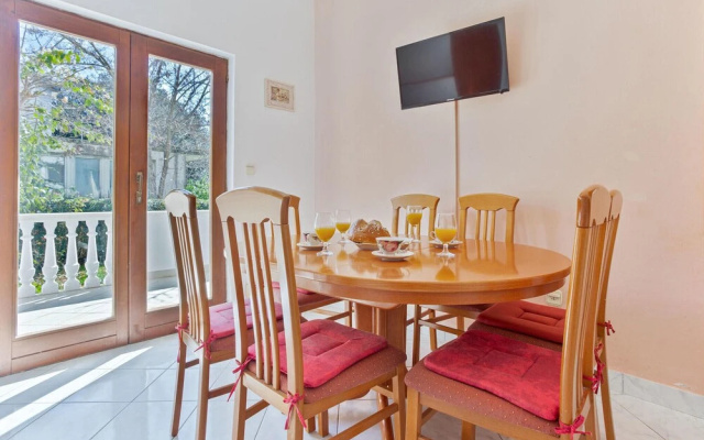 Beautiful Apartment in Petrcane With Wifi and 2 Bedrooms