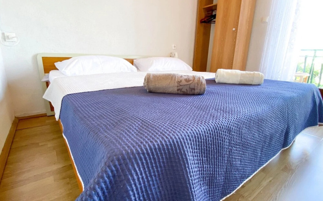 Inviting 3-bed Apartment in Okrug Donji Beachfront