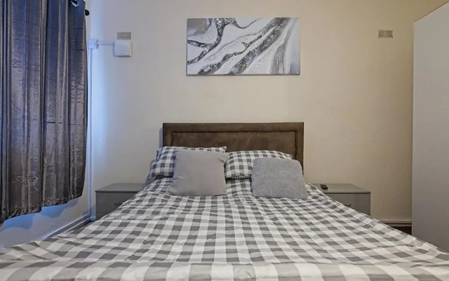 Stylish Five Star Rated Apartment
