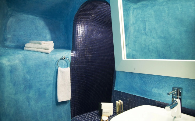 WhiteDeck Hotel