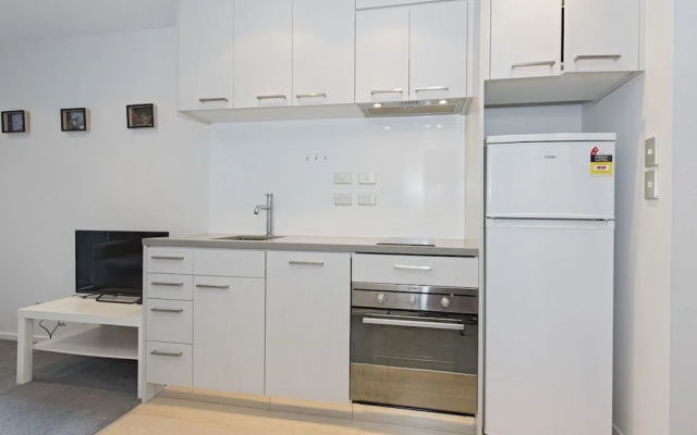 Stylish Modern Studio, Queens Resid, Gym & Pool