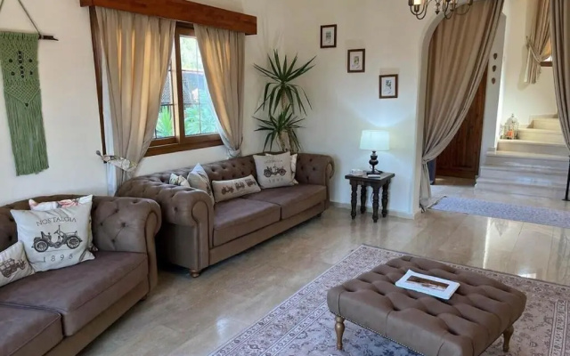 4 Bedroom (Sleeps 8) Villa in Esentepe