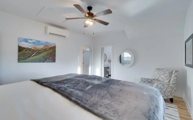 2 Mi to Town: Castle Rock Retreat w/ Fireplace!