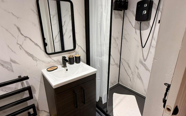 1 Bed Flat - Sleeps 5 - Pet Friendly - Parking