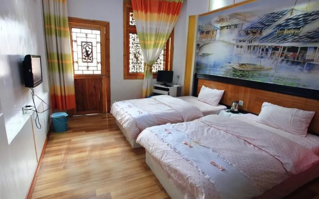Yijian River View Guesthouse(凤凰亦间江景民宿)