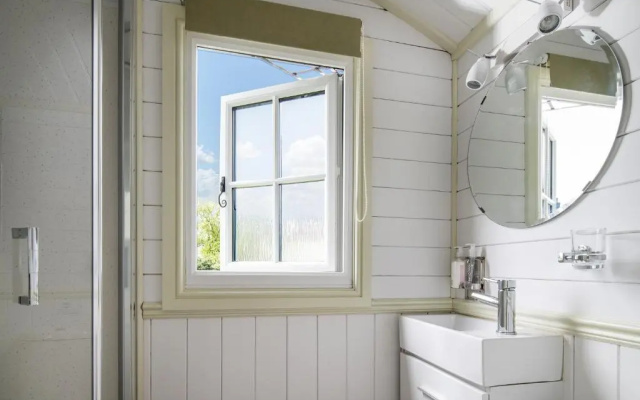 Romantic Shepherds Hut, Kenilworth (Adults Only)