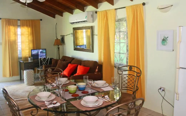 Wild Palm Villa Cozy 2BR/1BA Bungalow w/ Backyard Oasis