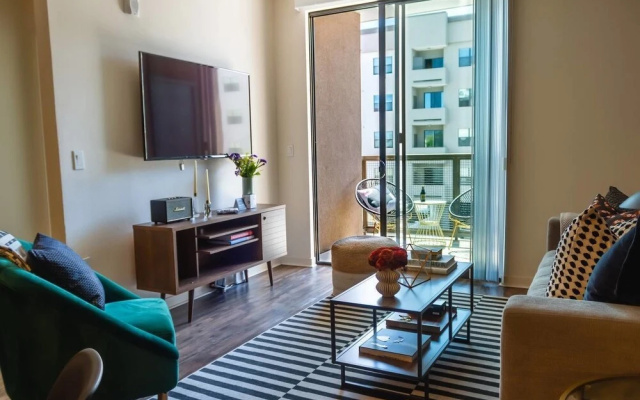 Luxe 1BR Condo in Downtown Area