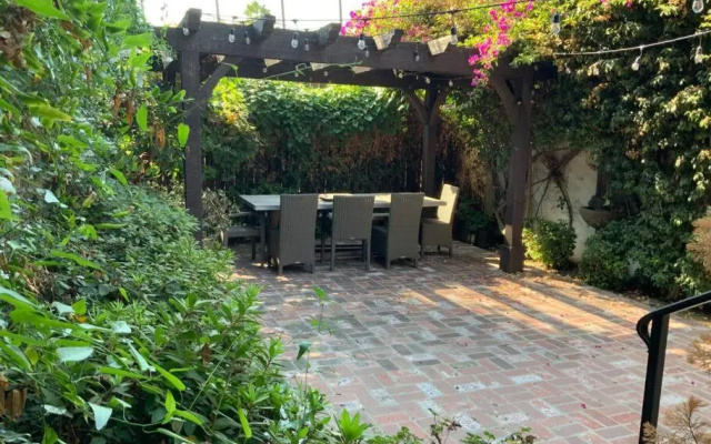 House, walking distance from Universal Studios