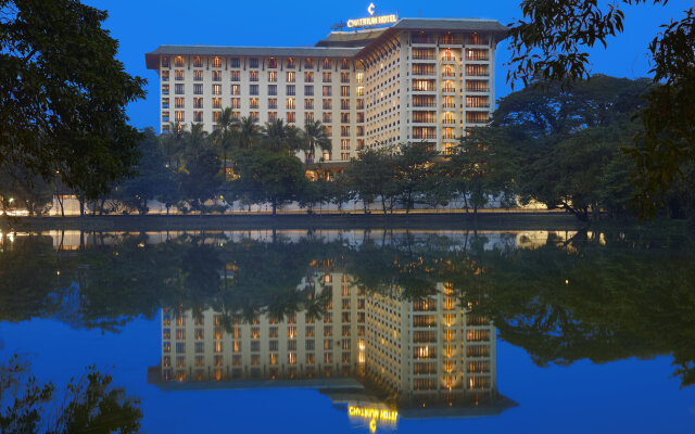 Chatrium Hotel Royal Lake Yangon вид на фасад