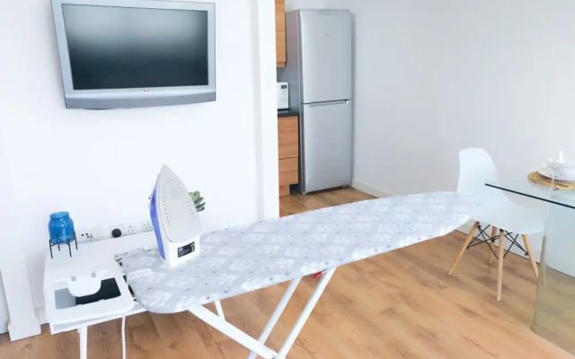 Central Apartment With Free Parking - By Doze