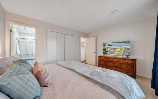 Lake Vibes - Pet Friendly Lakefront Condo!