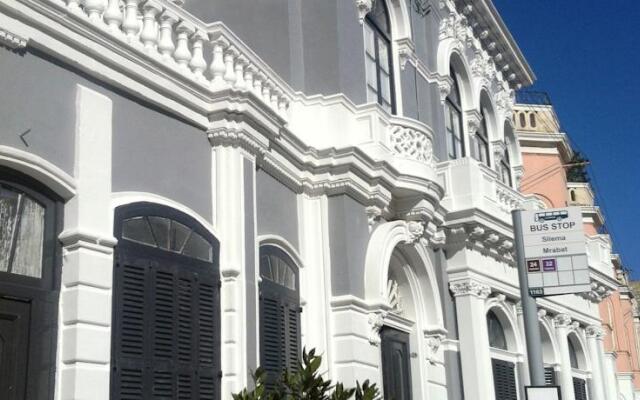 Отель The Host Boutique Guesthouse Слима вид на фасад