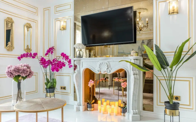 Luxury 2 Bedroom Apartment  Eiffel Tower