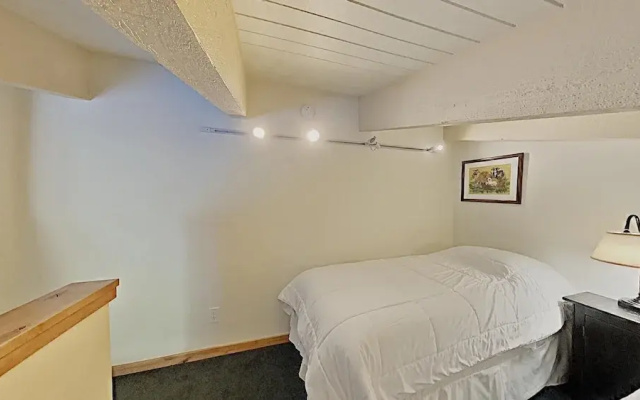 Spacious 2 Bedroom Condo with Loft! Stargazing, Quiet Neighborhood! by RedAwning