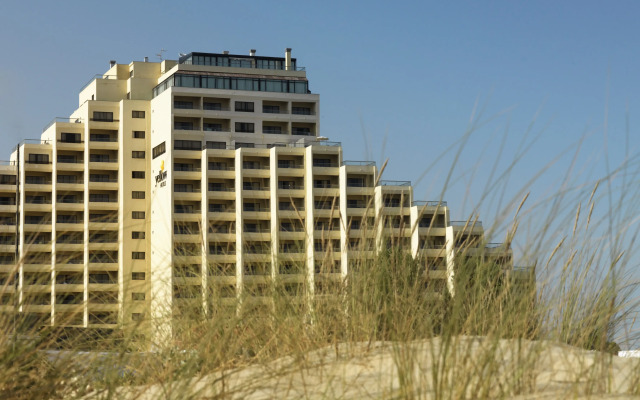 Отель Yellow Praia Monte Gordo вид на фасад