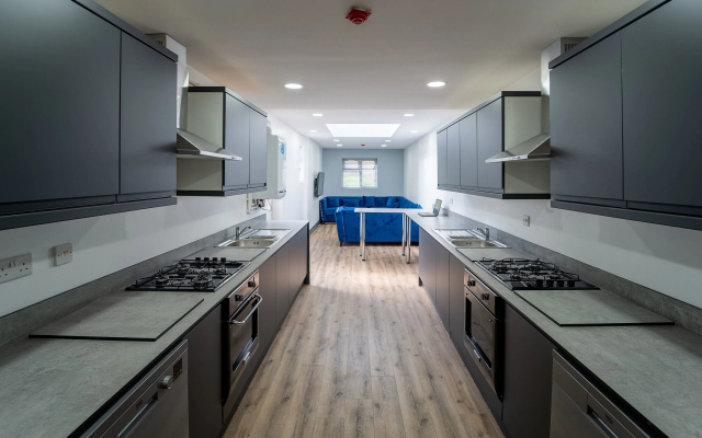 76 Bournbrook Road Equipped Studios Near QE