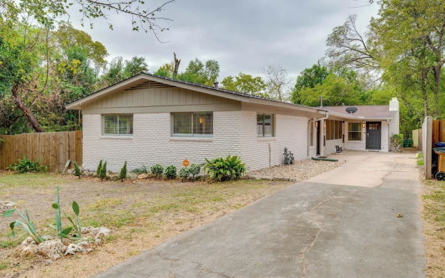 Walk to Campus: Creekside Austin Duplex!