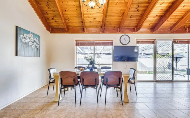 StayAU 4BR Lakeside Retreat in Seabrook