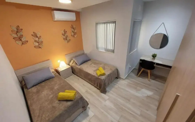 Modern 3BR Apt With Large Balcony