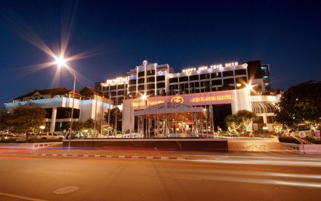 Отель Lao Plaza Hotel Лаос, Вьентьян - отзывы, цены и фото номеров - забронировать отель Lao Plaza Hotel онлайн вид на фасад