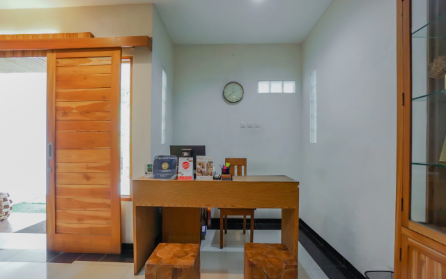 Oyo 90319 Angler Guest House Malang