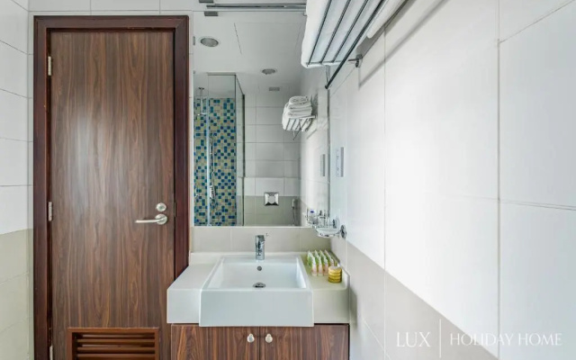 LUX - Opulent Island Suite Burj Khalifa View 2