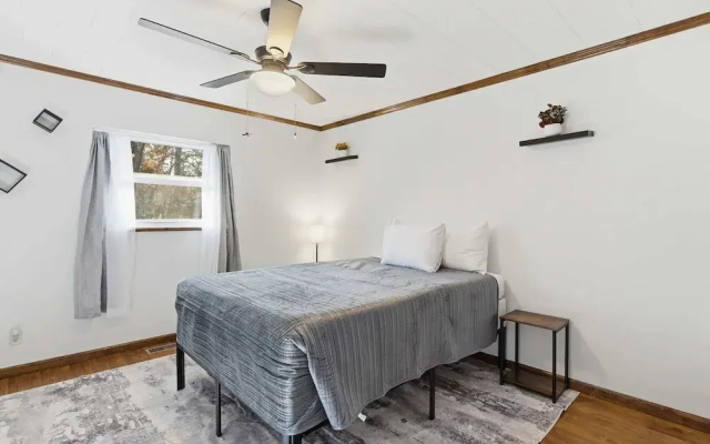 Lakeside Brick Retreat For 8