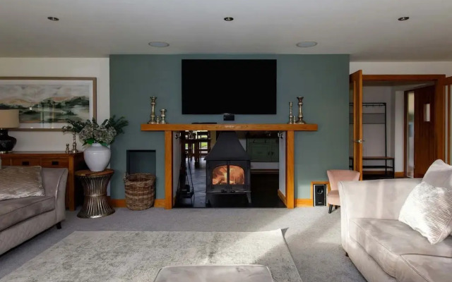Serene Riverside 6BR Luxury Retreat in Curdridge